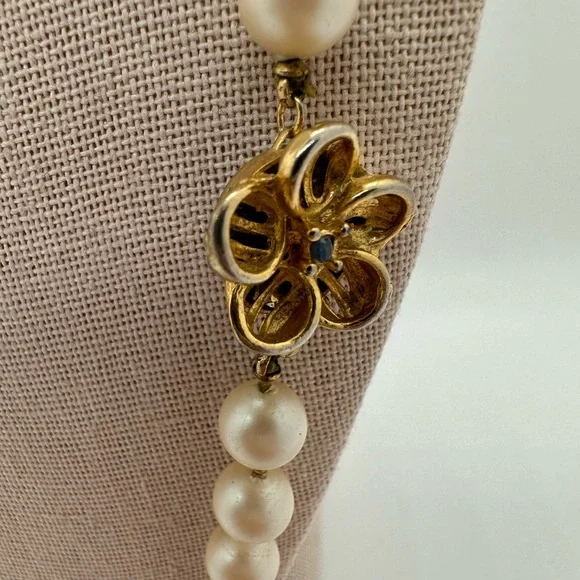 Vintage gold tone flower clasp faux crème colored pearl necklace - Picture 3 of 6